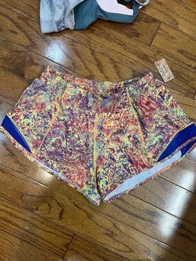 79. Lululemon hottie hot NWT size 8 reg 2.5” multicolored